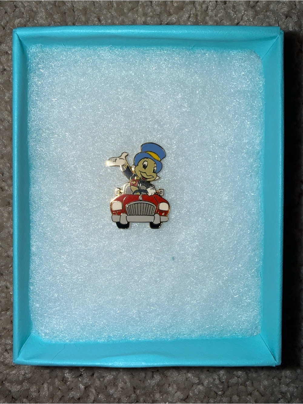 ✨ Limited Edition 2002 Disney Jiminy Cricket Red Car Travel Pin ✨